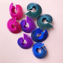 Load image into Gallery viewer, Twist Hoops
