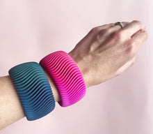 Load image into Gallery viewer, Wave Bangle ~ various sizes and colours
